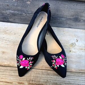 Comfortview NEW!! Olive Black Vegan Suede, Rose Embossed, Pointy Toe Flat. 8.5W